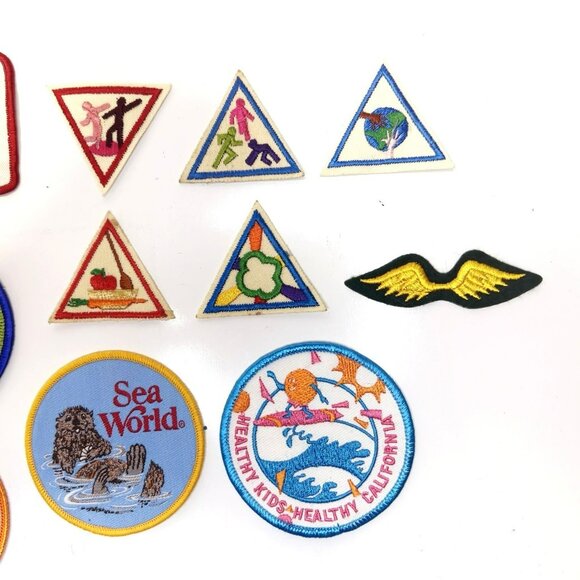 Vintage Girl Scouts Embroidered Patches Badges Assortment Set 1990 - Picture 5 of 5